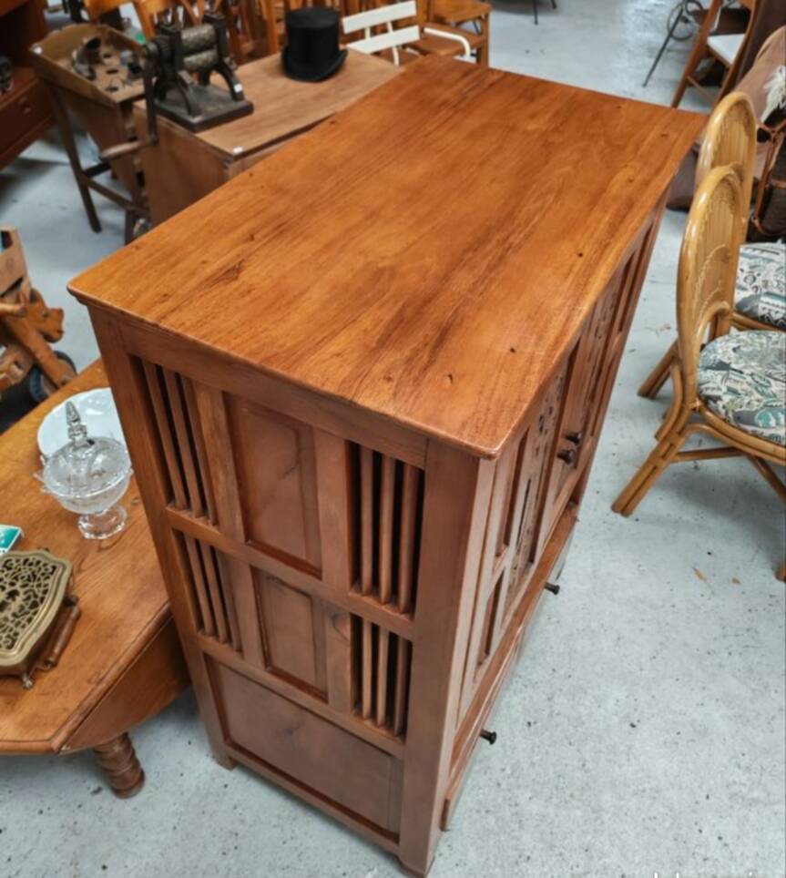 Meuble en bois exotique