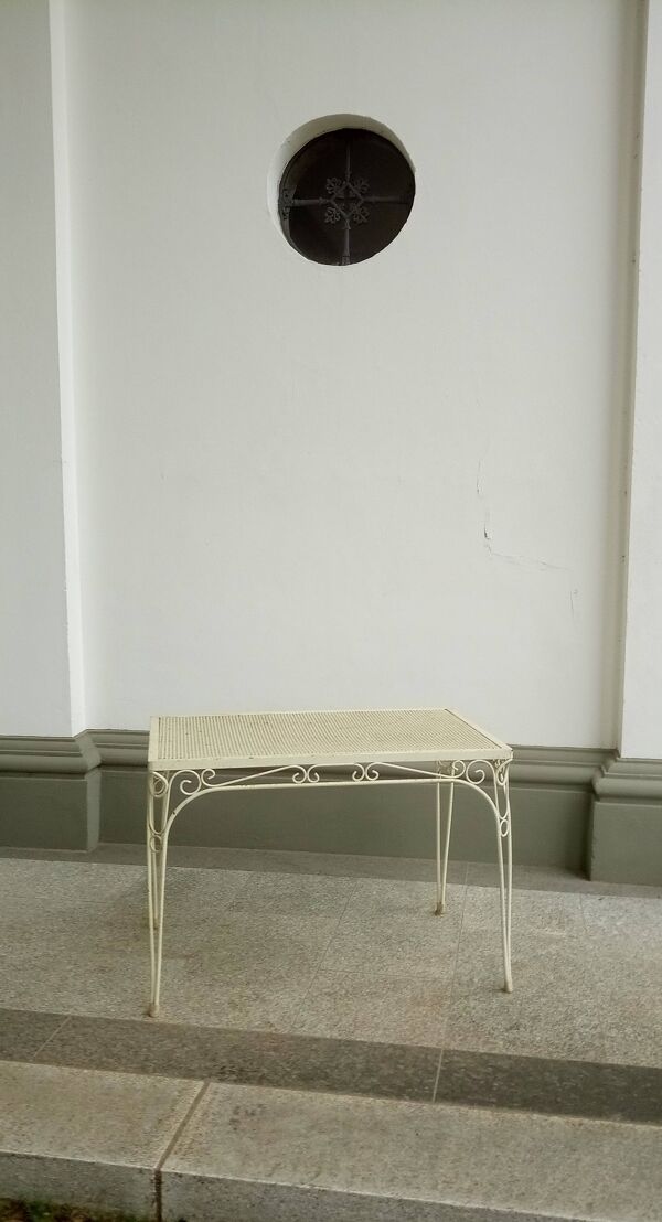 Table en métal du milieu du siècle dans le style de mategot