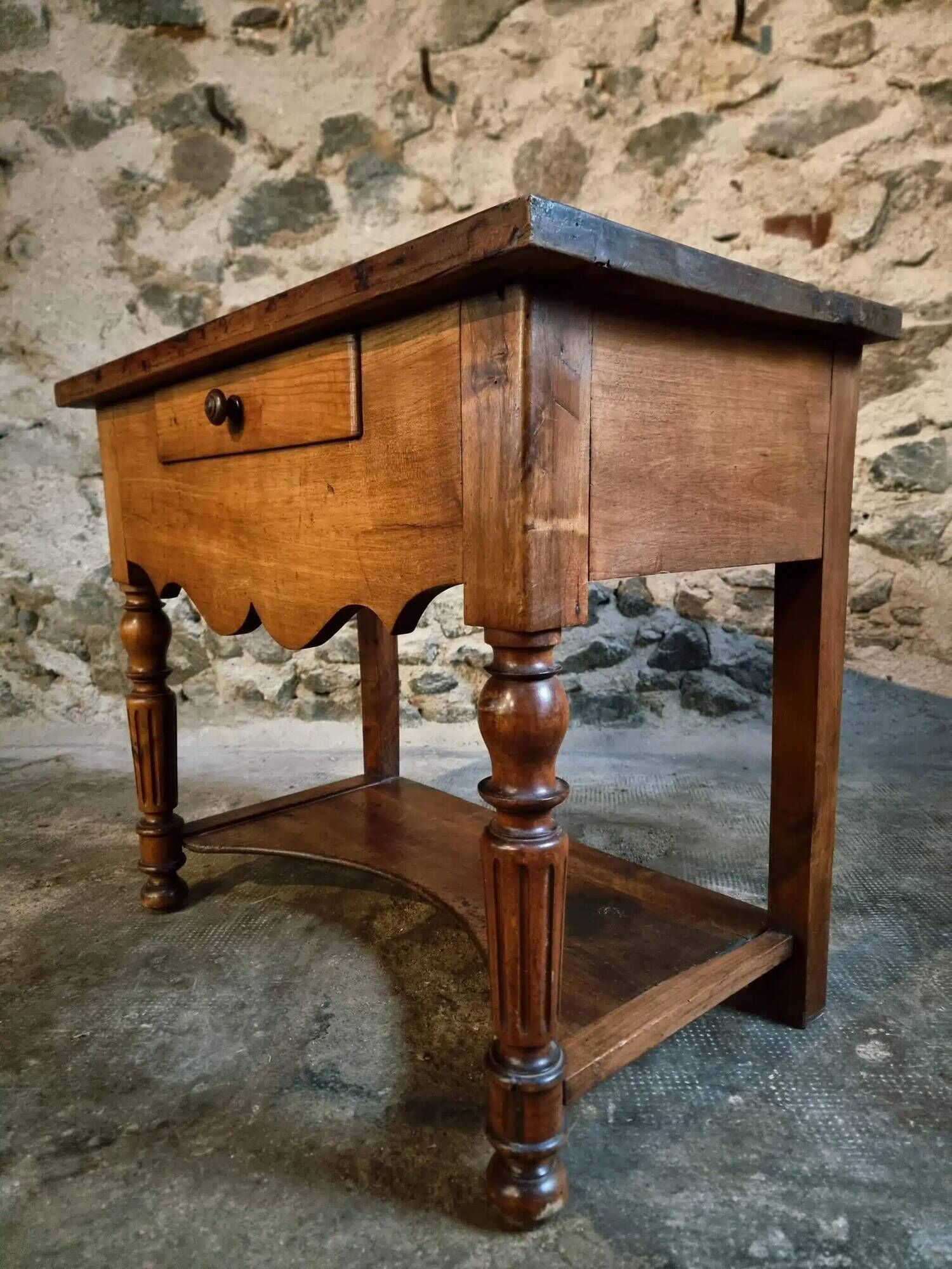 Table d'appoint française ancienne en noyer et cerisier – Louis Philippe, XIXe siècle