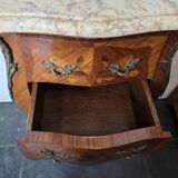 Table de chevet galbée style Louis XV en marqueterie