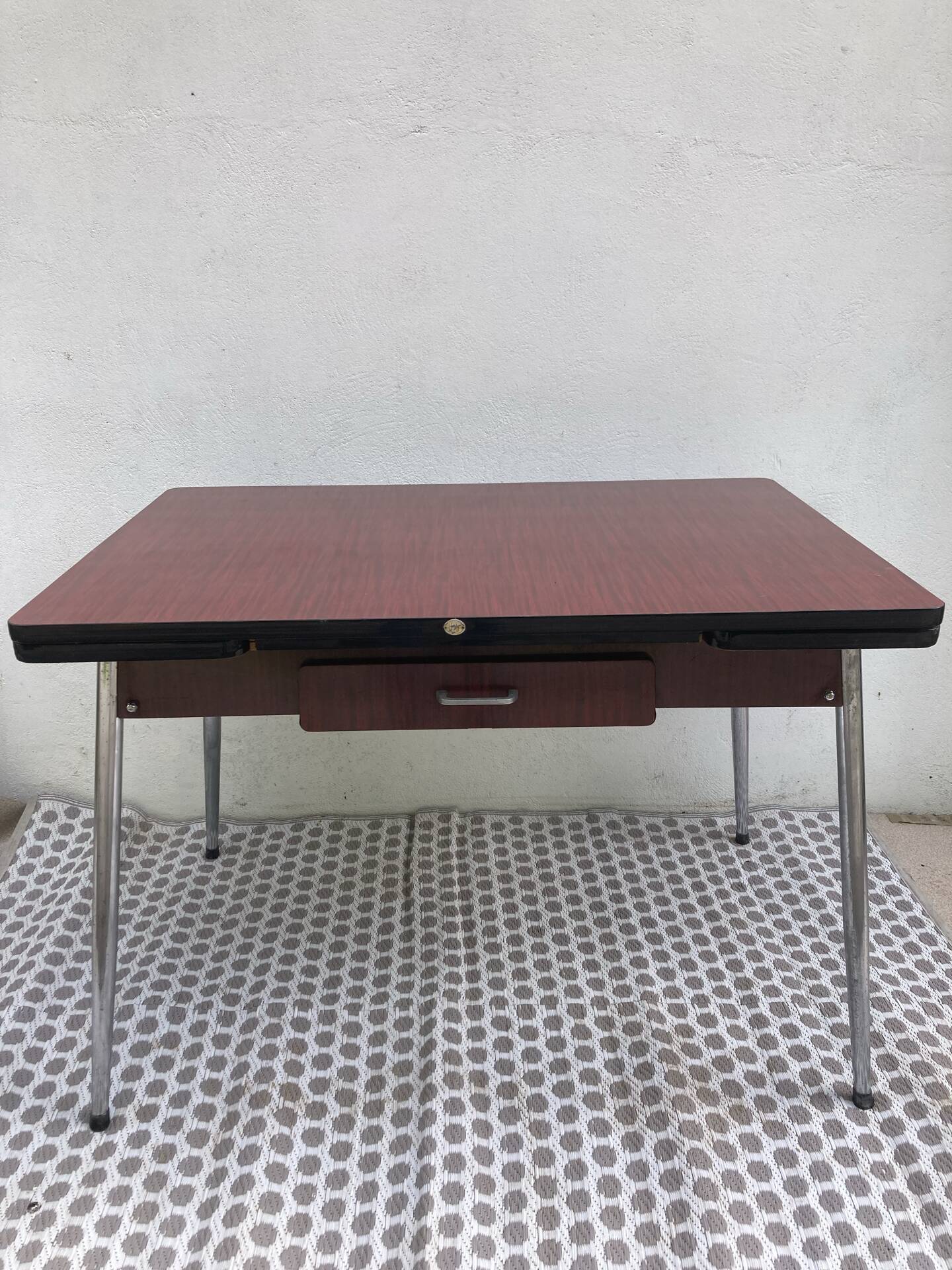 Table Formica jpp couleur lie de vin