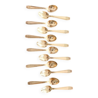 12 petites cuillères en argent massif