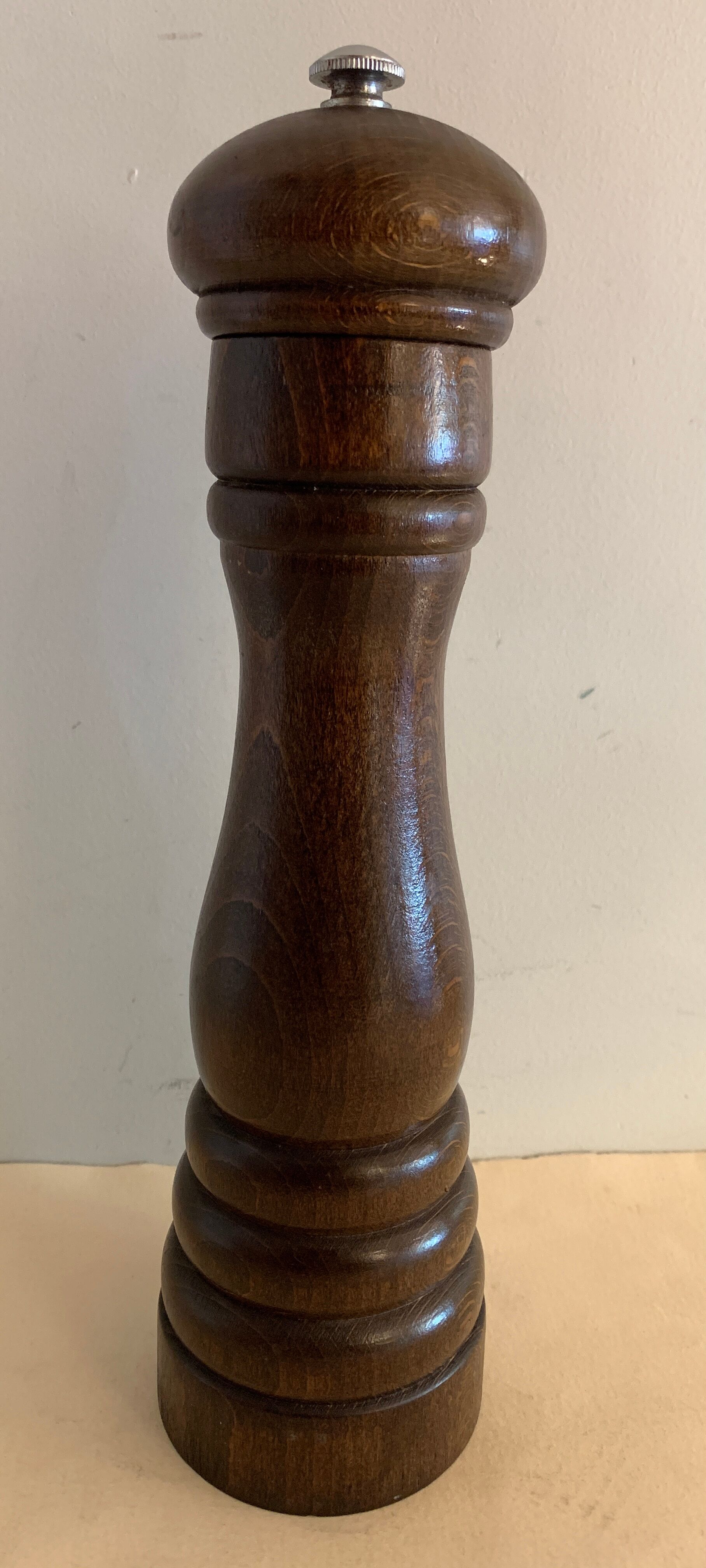 Pepper or pepper mill in wood Peugeot Frères Lion, height 26 cm