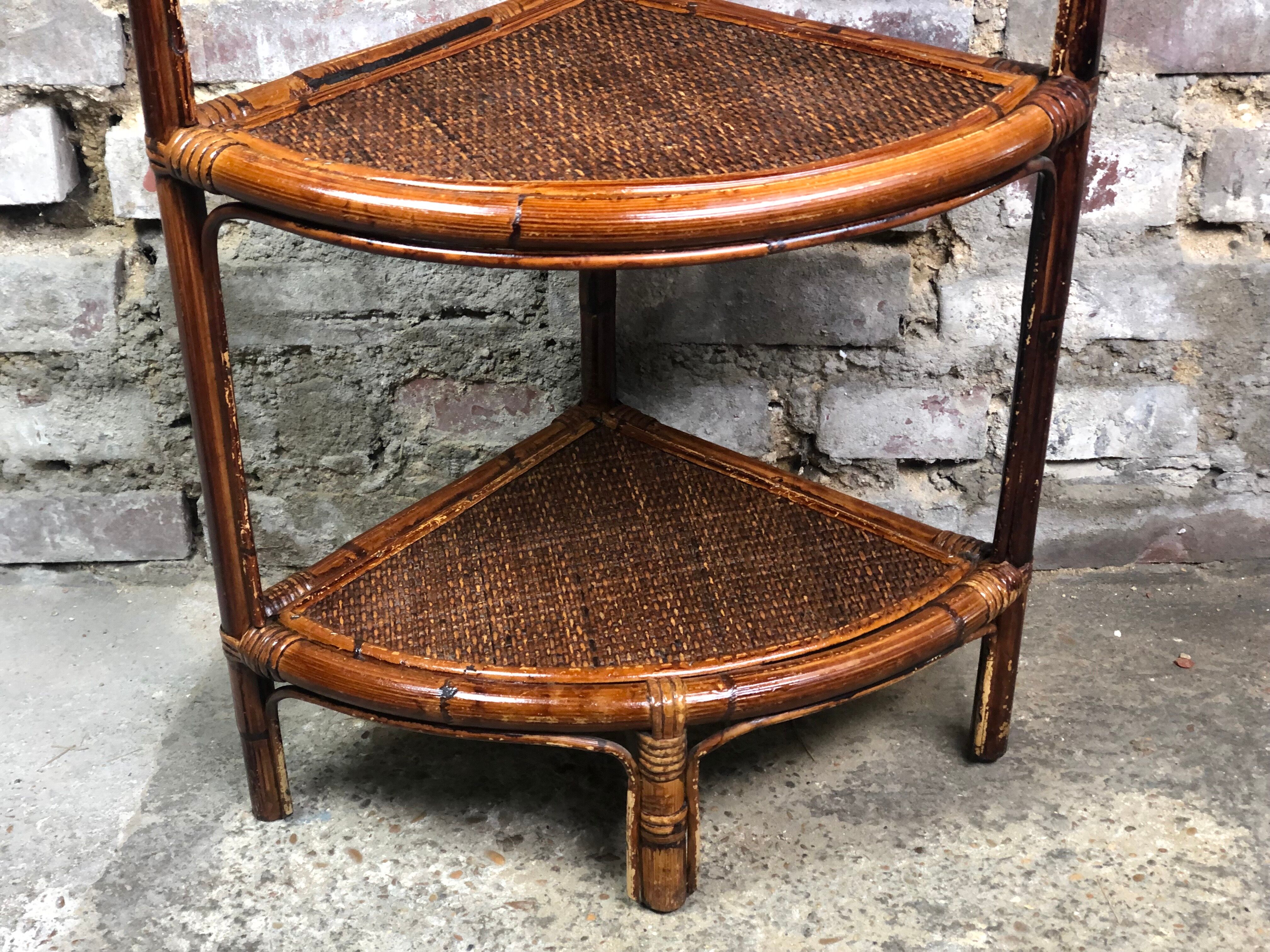Corner shelf in rattan 70