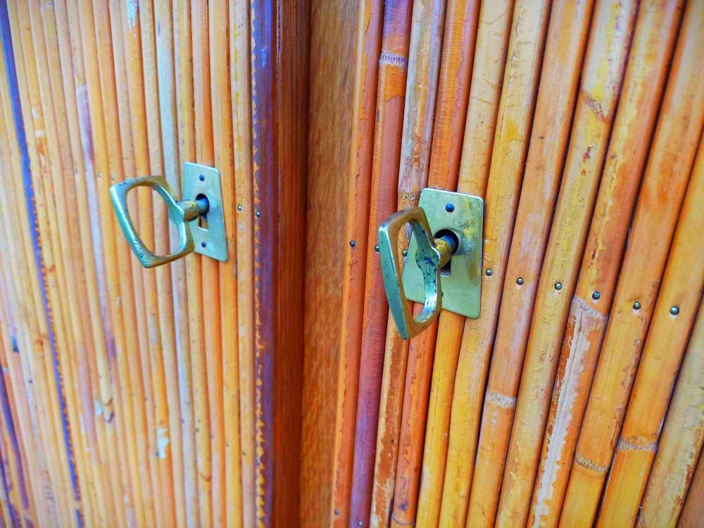Bibliothèque vitrée en rotin