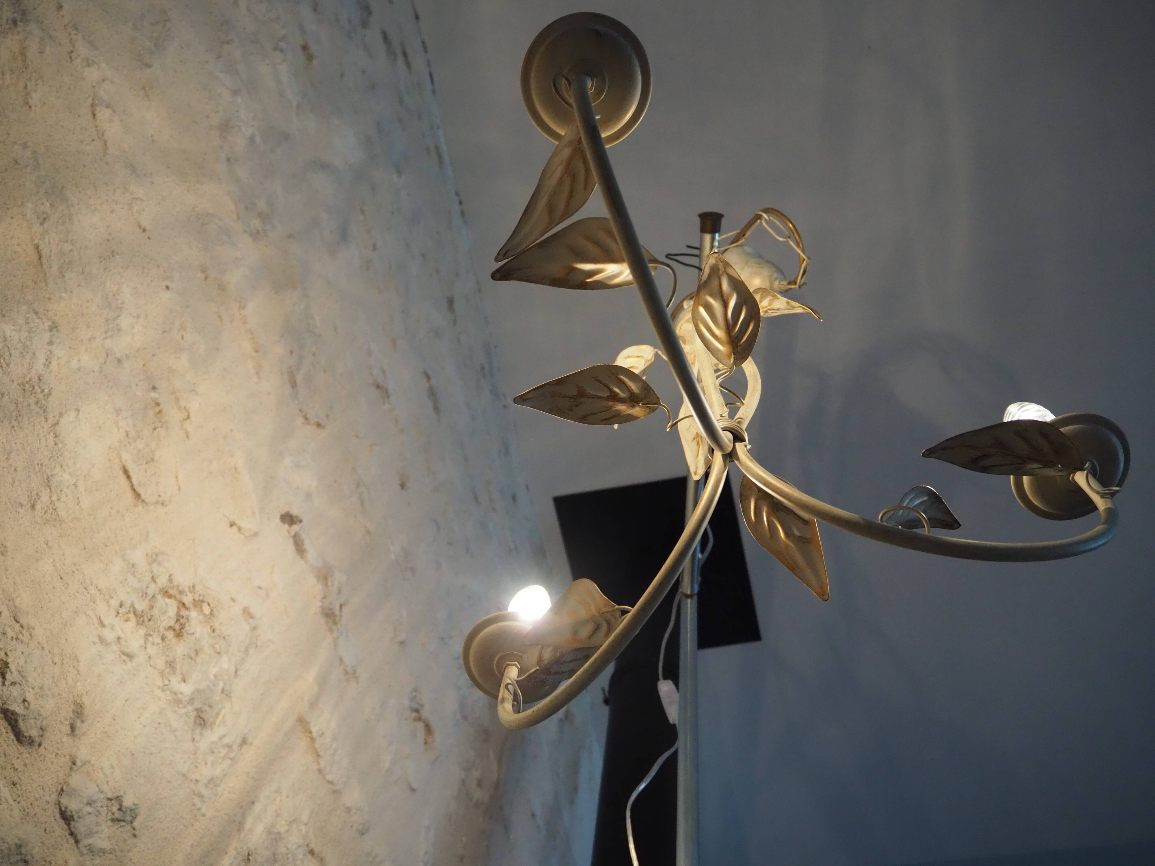 3-light pendant light in off-white color, gold edging and gold leaves