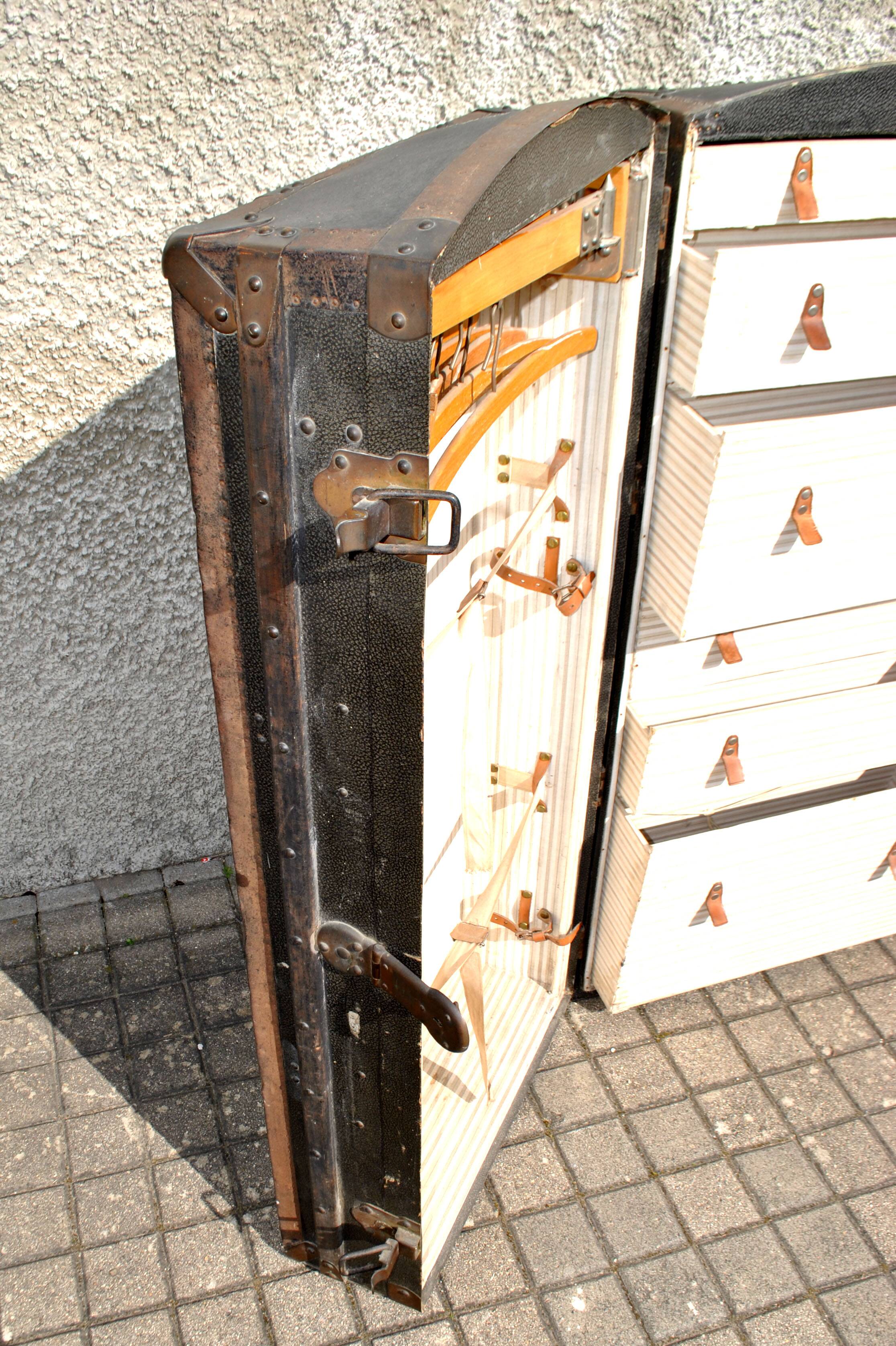 Malle cabine Wardrobe ancienne 1920 Coffre armoire Transatlantique Dressing