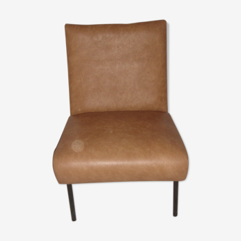 Fauteuil bas type chauffeuse couleur caramel de 1960 skaï marron