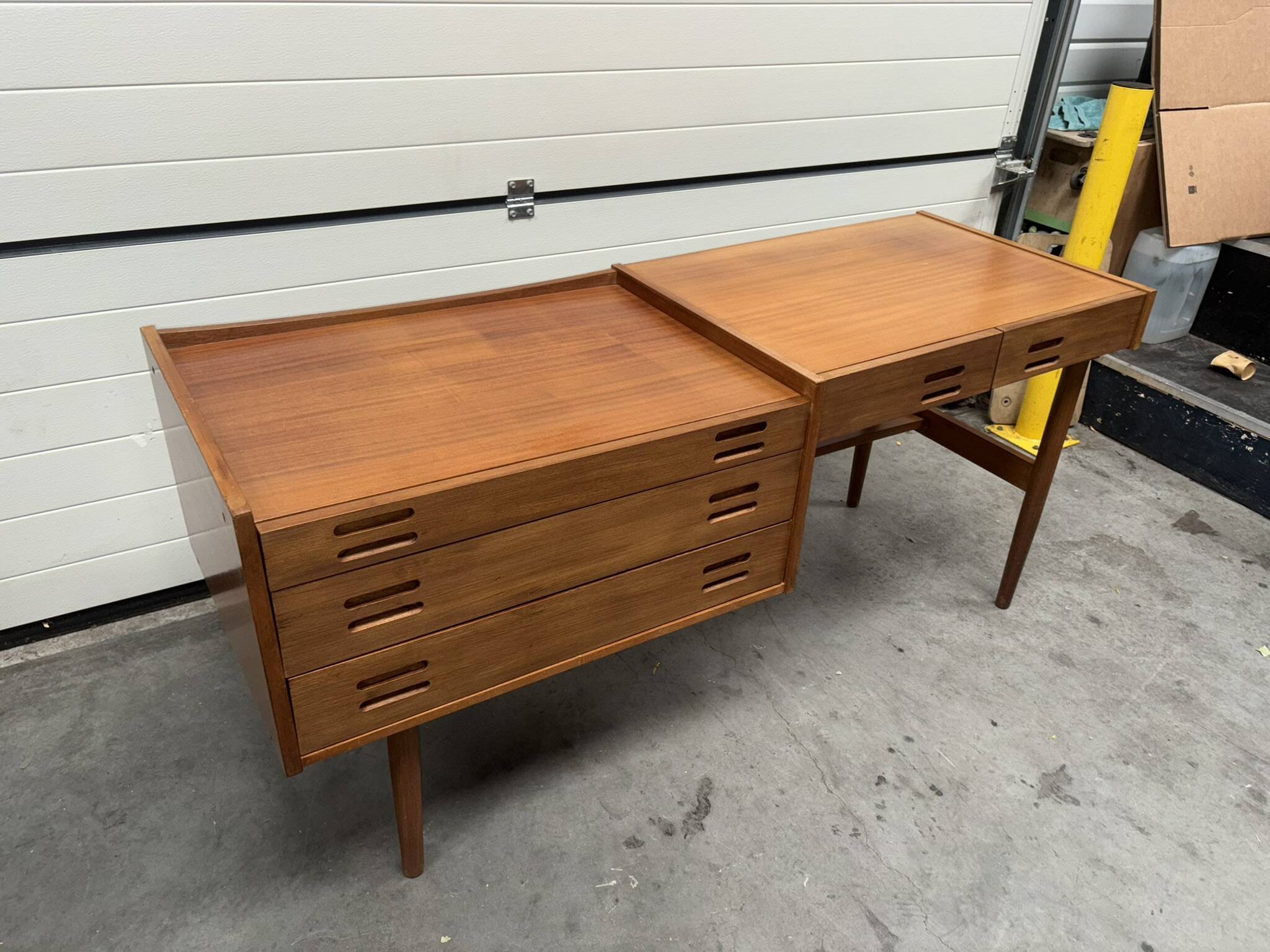 Bureau Scandinave midcentury à caisson et finition acajou