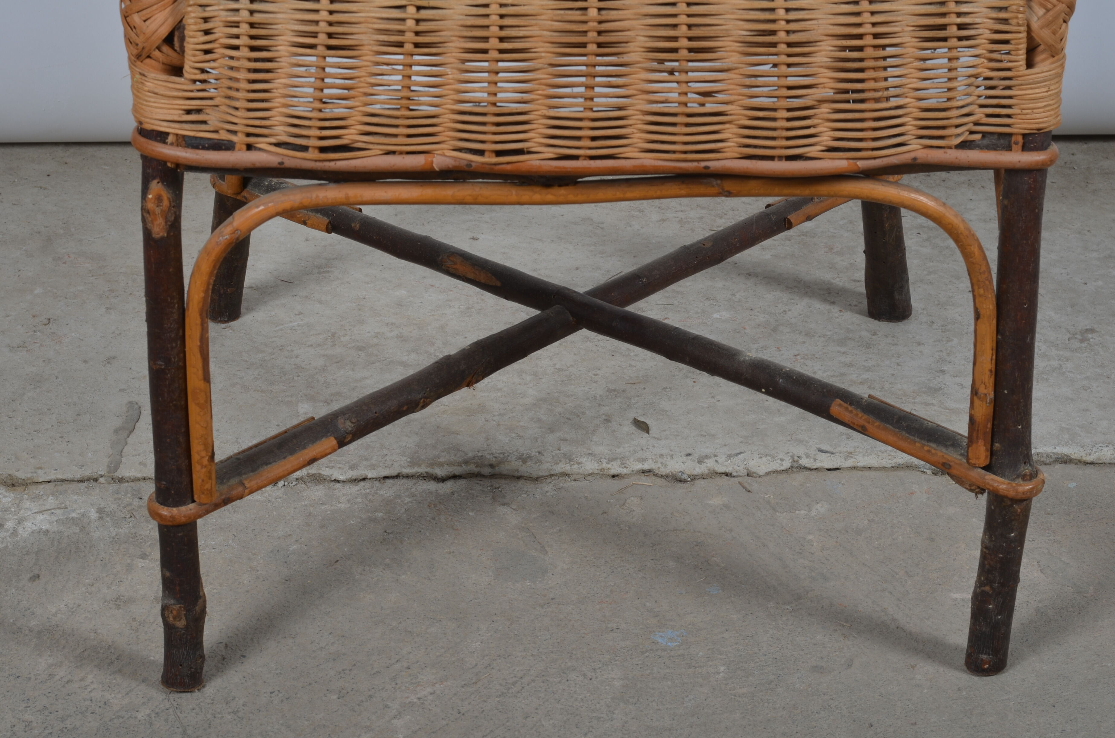 Rattan armchair and adult scoubidou