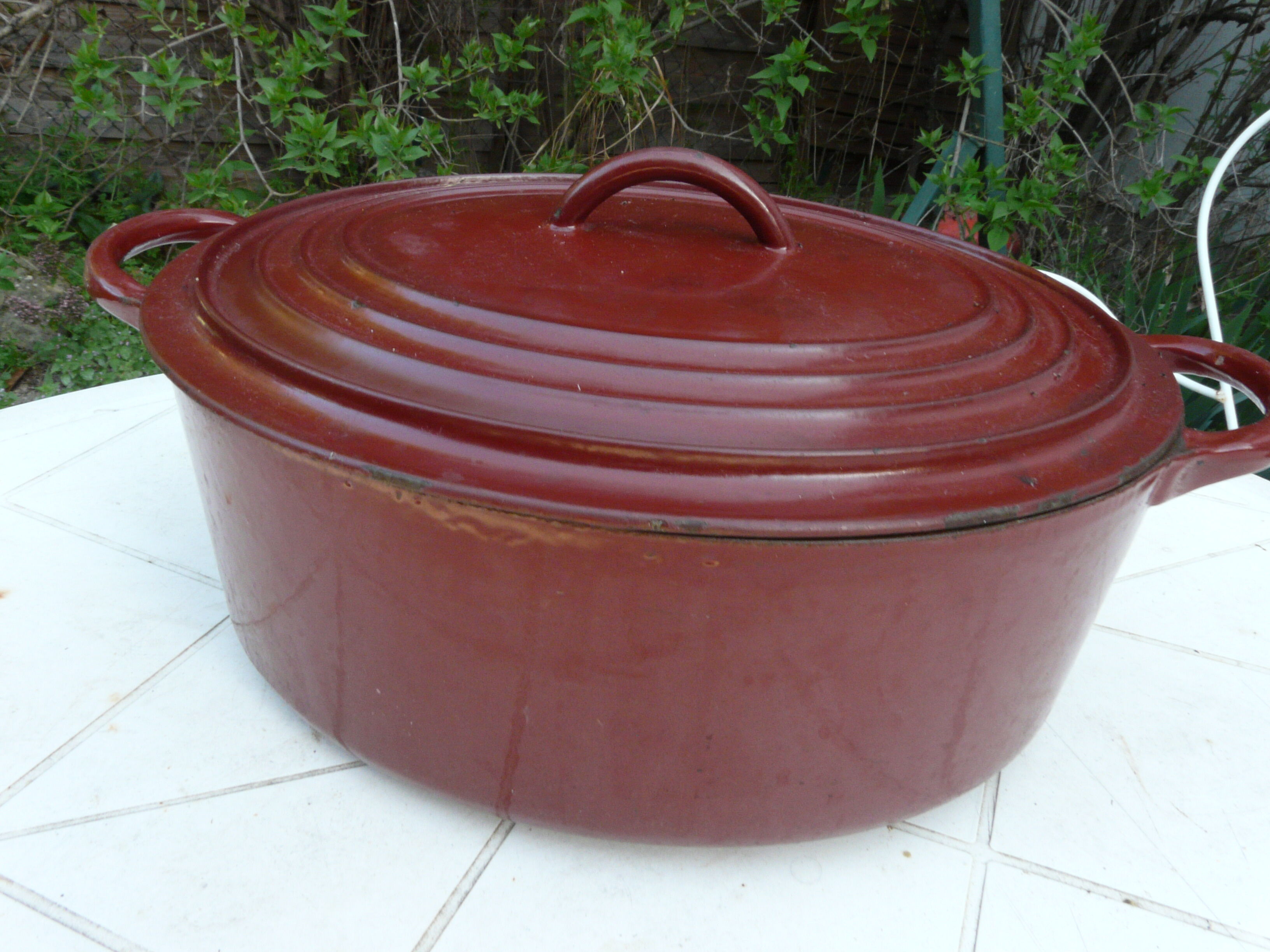 Casserole in burgundy cast iron Le Creuset