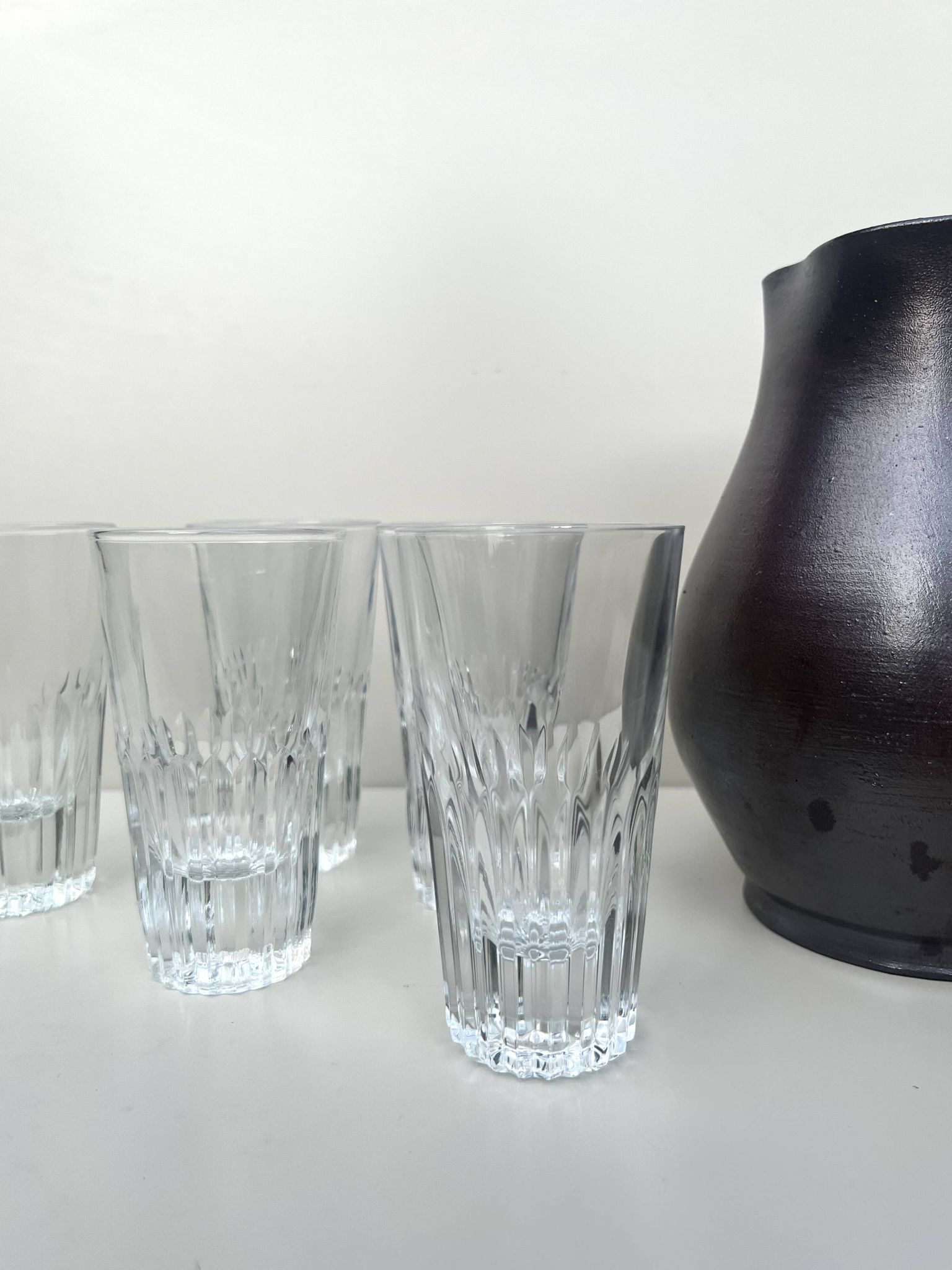 carafe / vase en gres noir ourné, France 1950