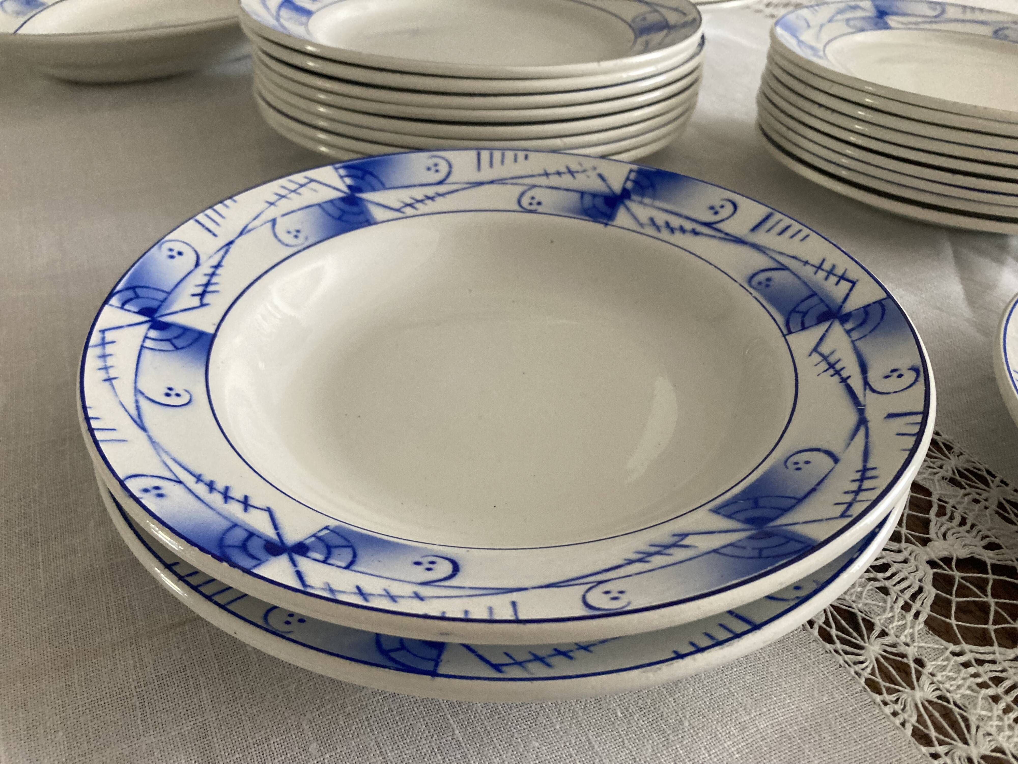Service for 10 people in Saint-Amand earthenware from the 1930s