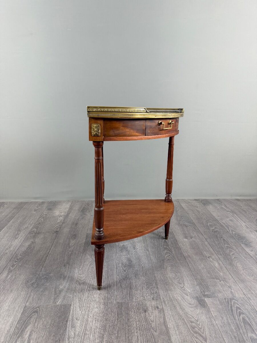 Table d’appoint d’angle de style Louis XVI, XIXe siècle