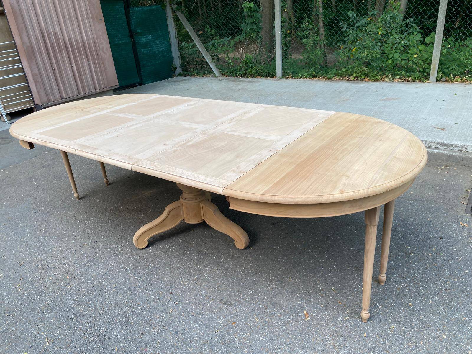 Table à manger ronde pied central extensible décapée en bois massif 3 rallo