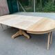 Table à manger ronde pied central extensible décapée en bois massif 3 rallo