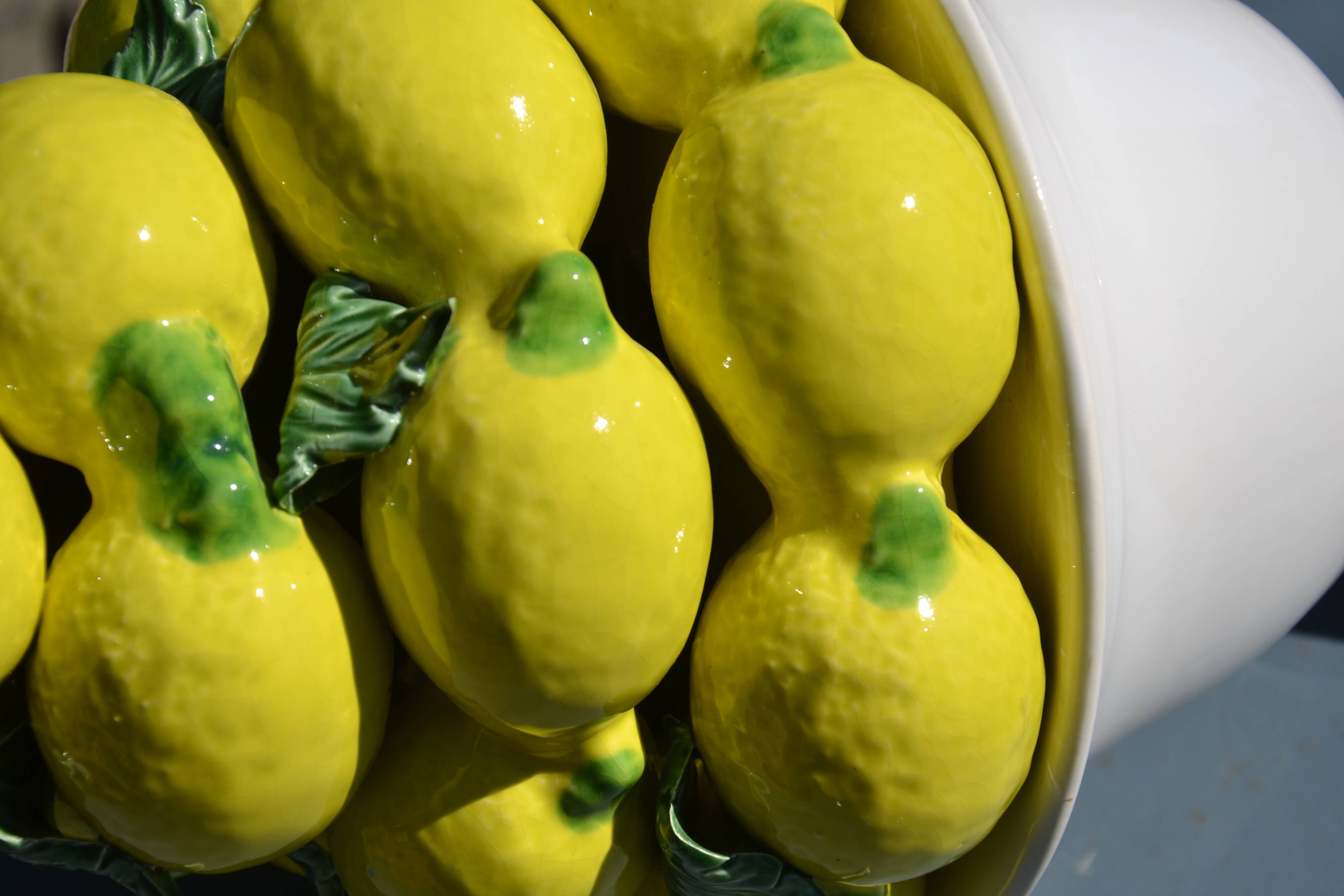 Centrepiece lemons/large fruit bowl in majolica