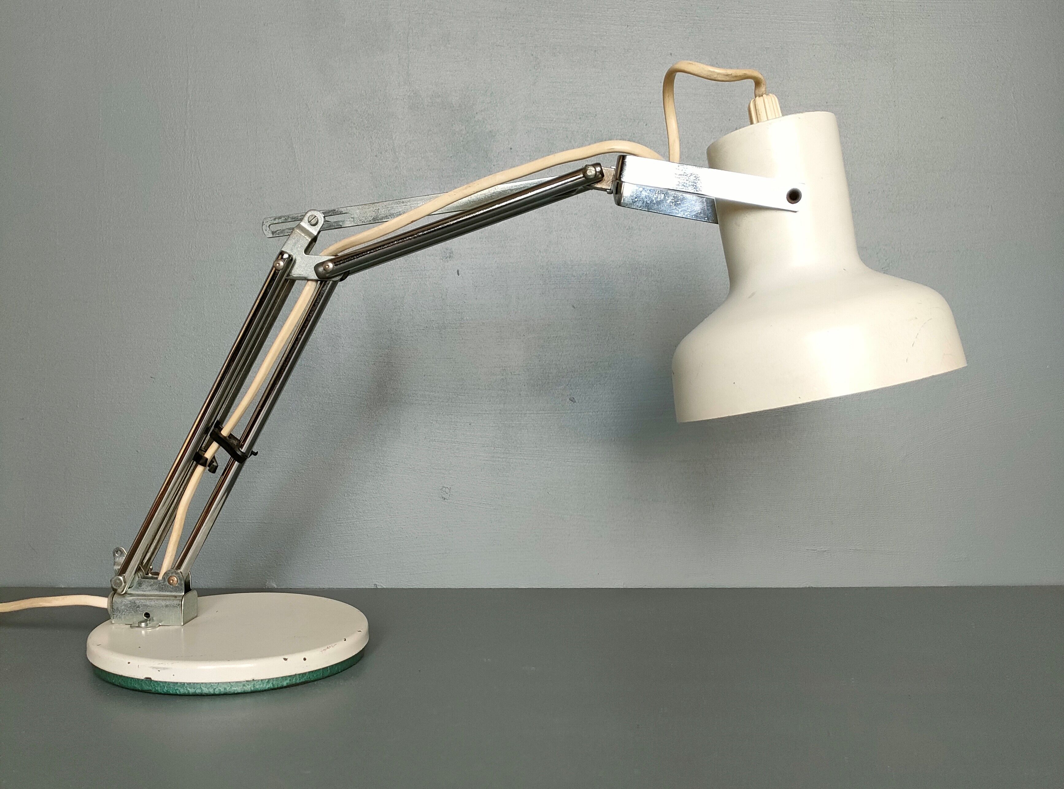Articulated metal desk lamp from the 1950s/1960s