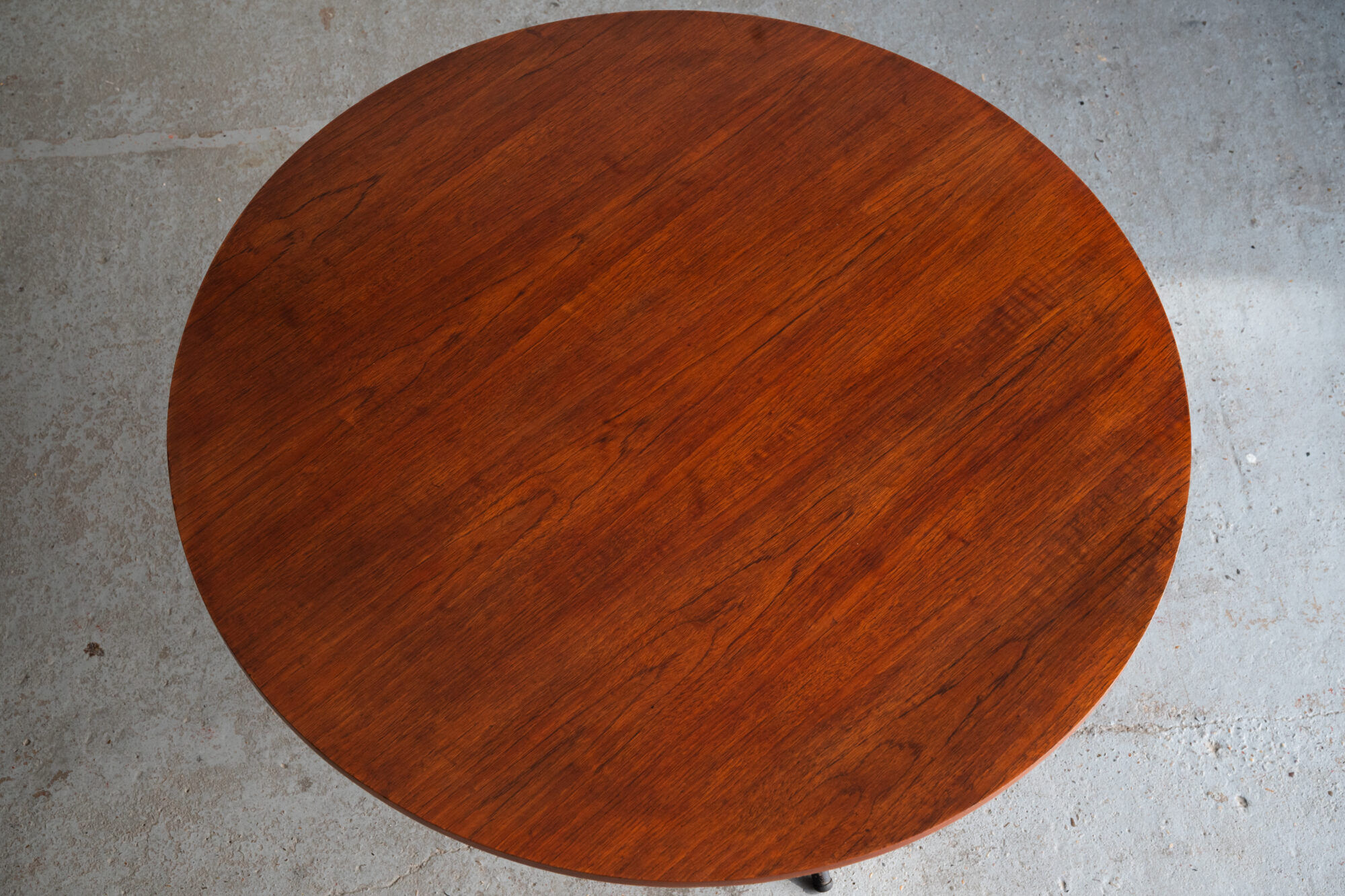 Table ronde élévatrice par Jürg Bally