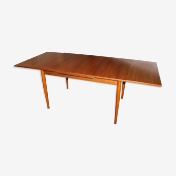 Scandinavian expandable table