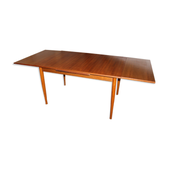 Scandinavian expandable table