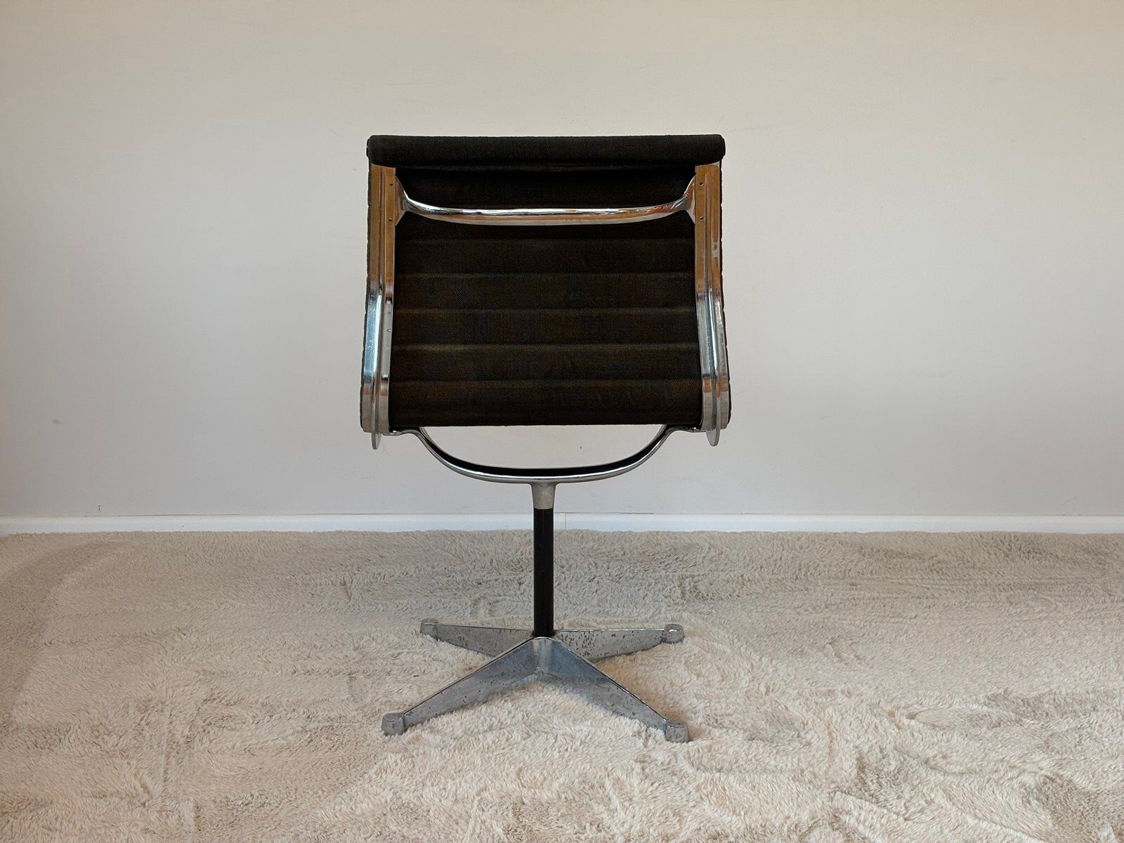 Model EA 105 aluminium chair by Eames for Herman Miller, 1970s