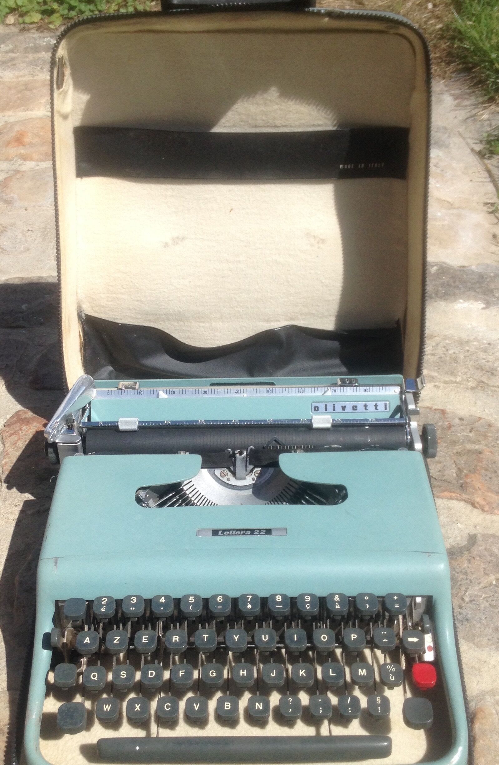 Olivetti lettera 22 typewriter