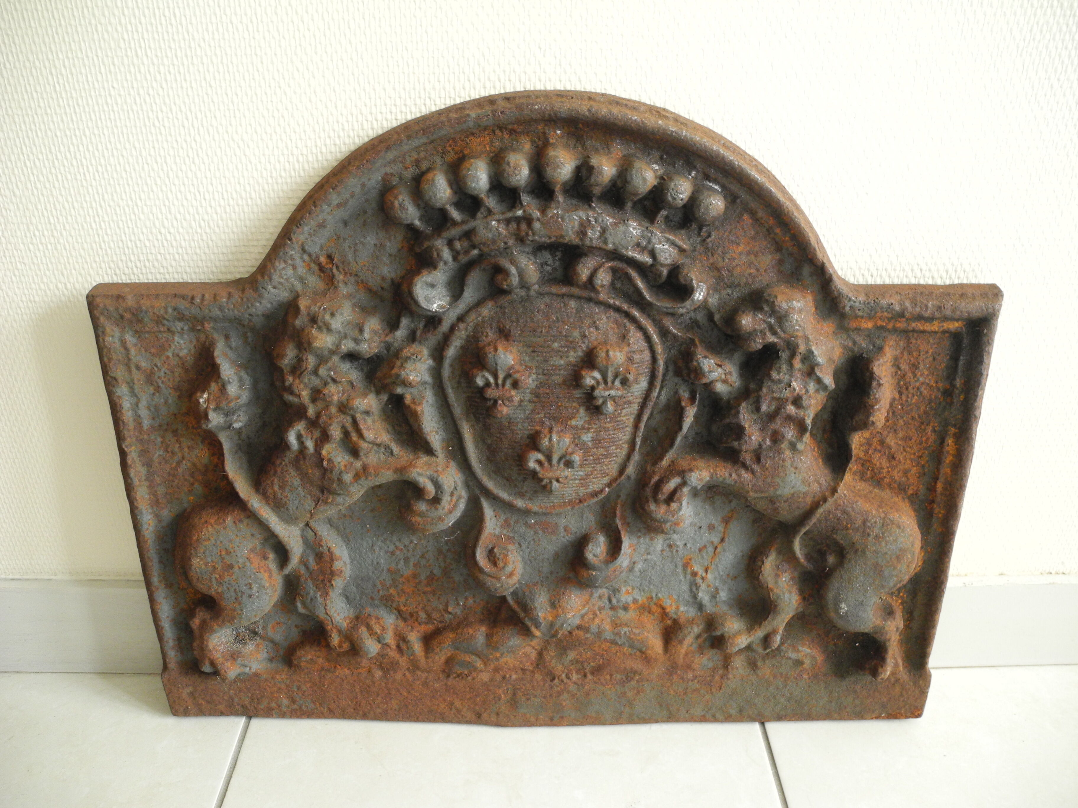 plate fireplace cast nineteenth old cast iron fireback 19th coat of arms lions lily