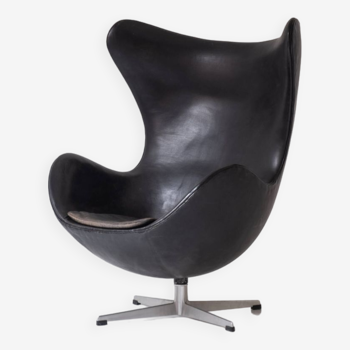 Premier fauteuil « Egg » conçu par Arne Jacobsen pour Fritz Hansen, Danemark 1958.