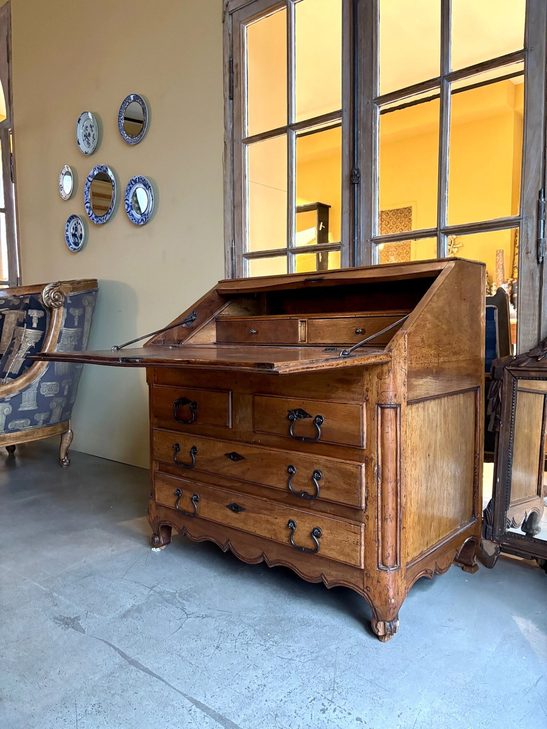 Secretary, sloped desk in walnut, 18th century ☐ 97.5 x 62 cm