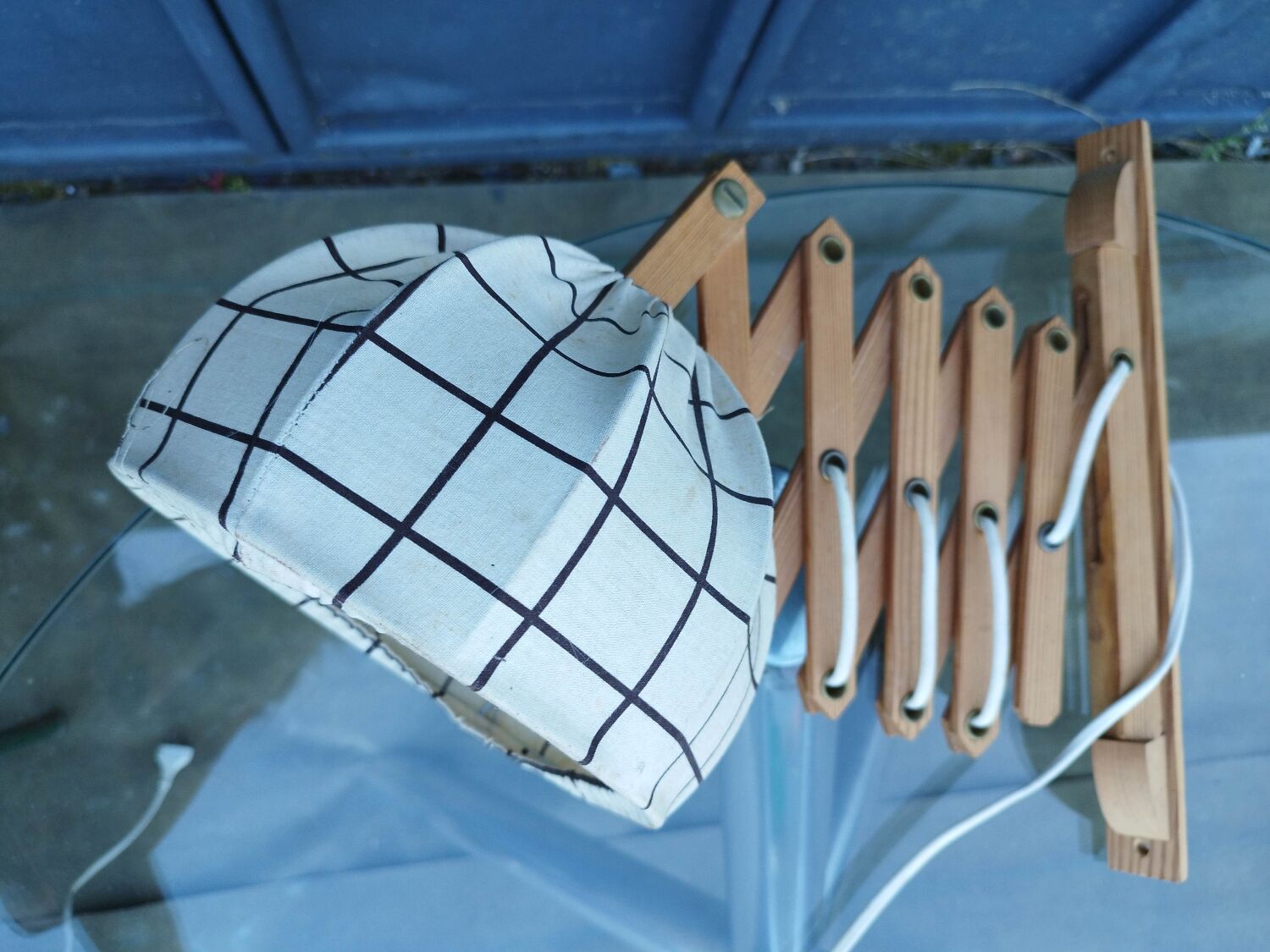 Articulated arm scissor wall light