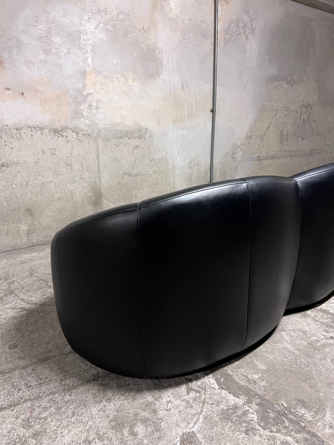Pumpkin 2-seater sofa in black leather – Pierre Paulin for Ligne Roset,