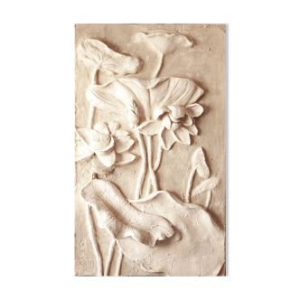 Relief avec des fleurs. Bas-relief avec fleurs. Relief avec des fleurs. Fleurs en relief.