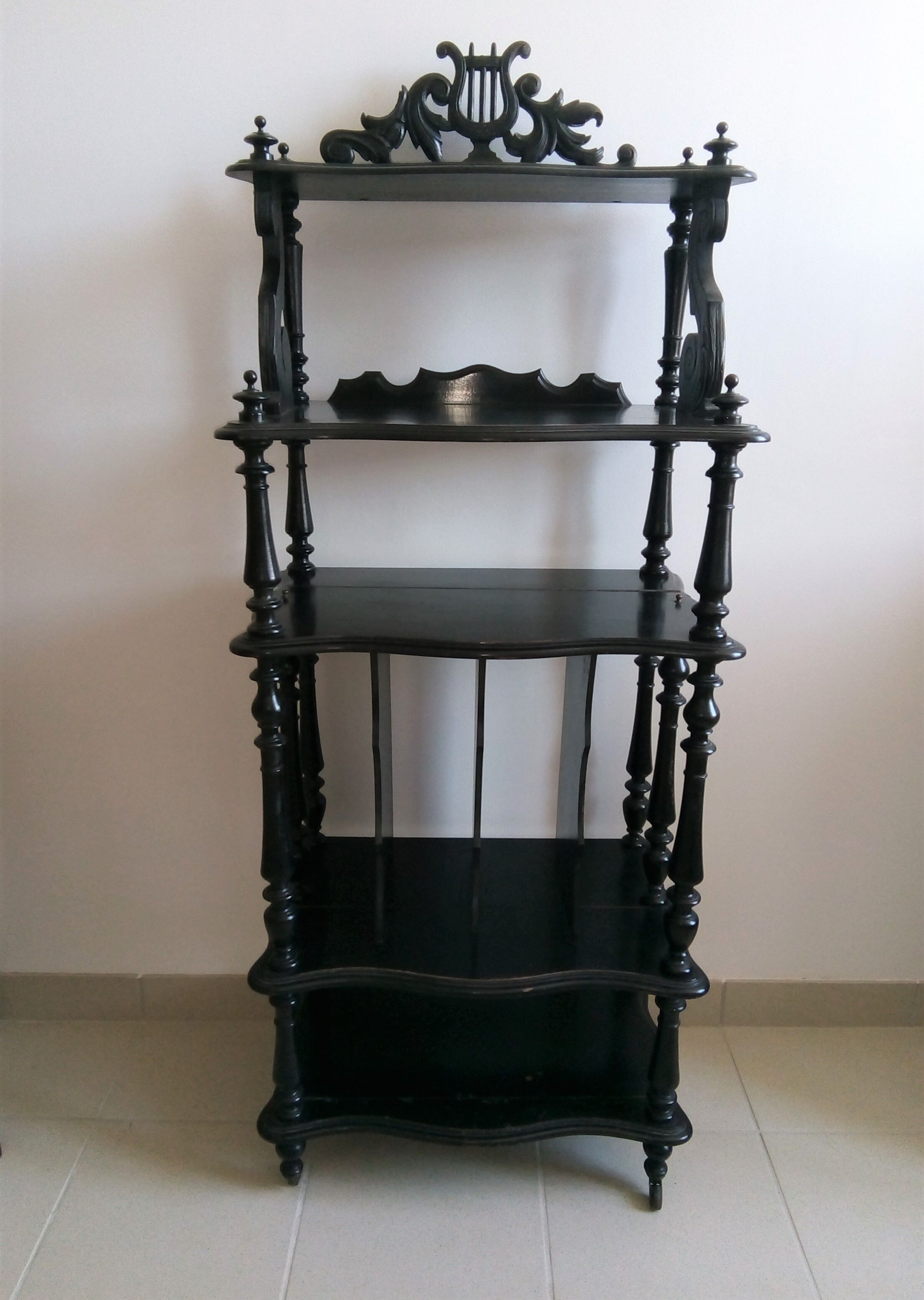 Black shelf 4 shelves on wheels