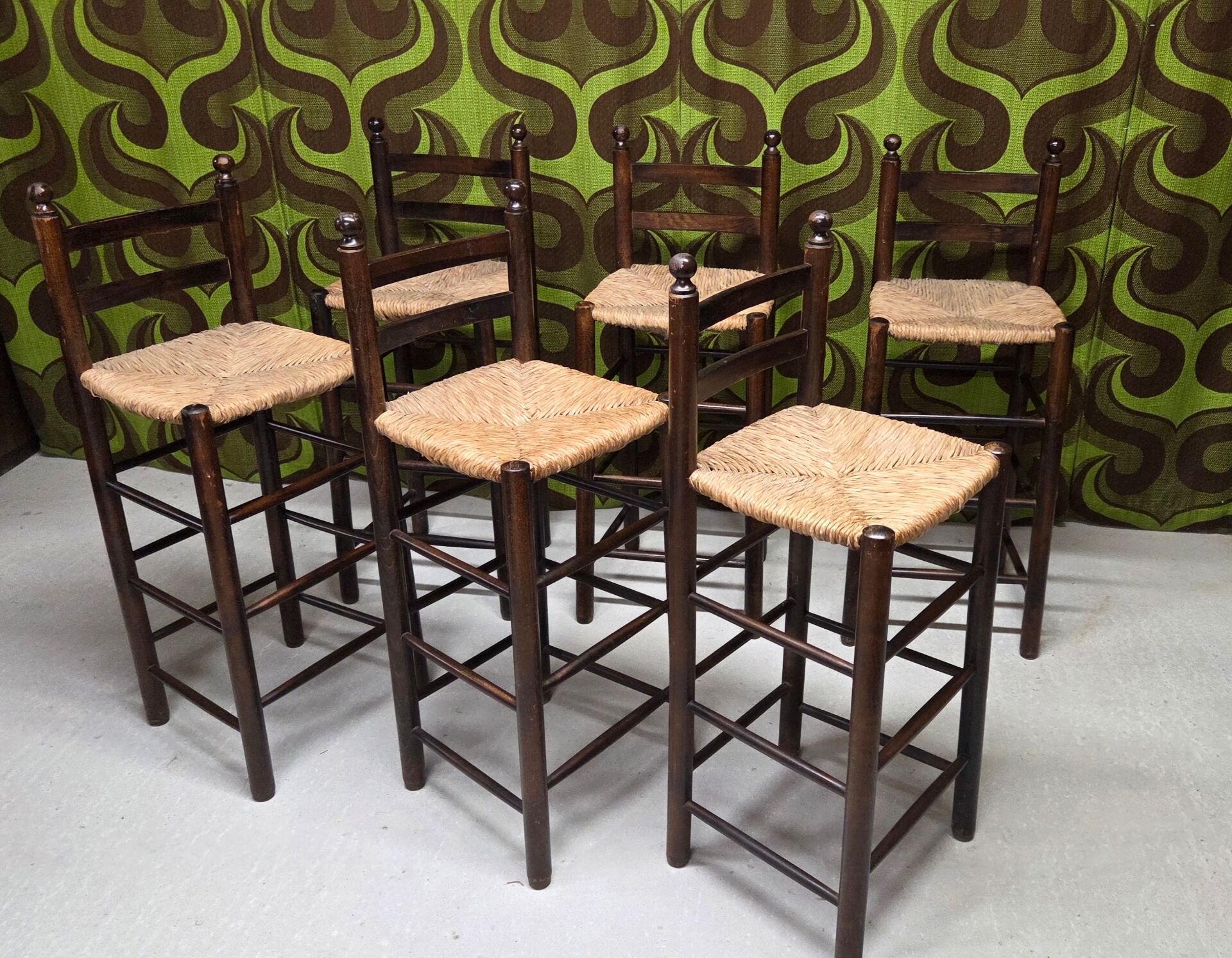 Lot of 6 stools with woven straw seats, chalet style 1970.