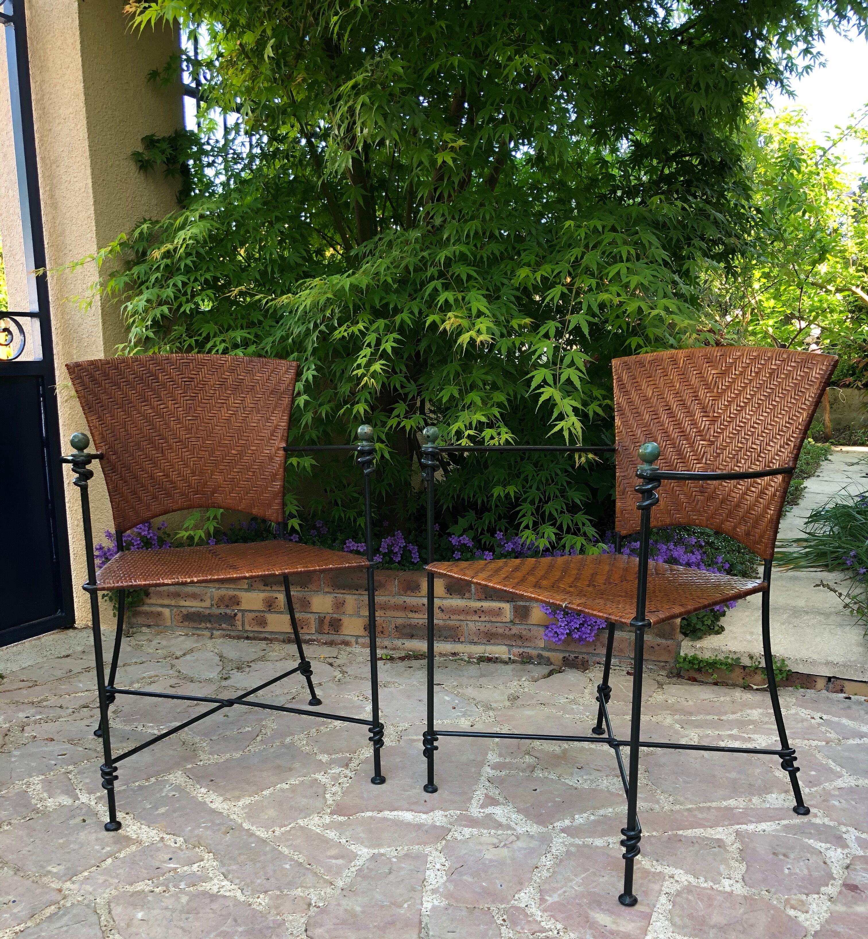 Paire de fauteuils vintage en fer forgé et osier