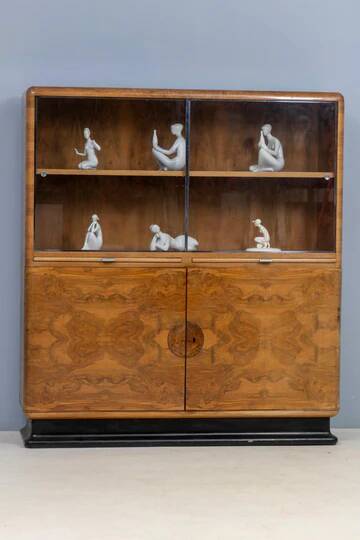 Vitrine Art Déco attribuée à Jindřich Halabala, placage de noyer, années 1930, Tchécoslovaquie