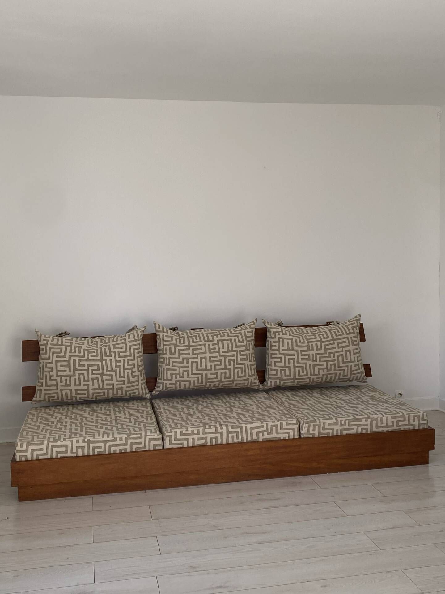 Banquette murale brutaliste