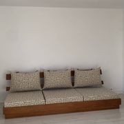 Banquette murale brutaliste