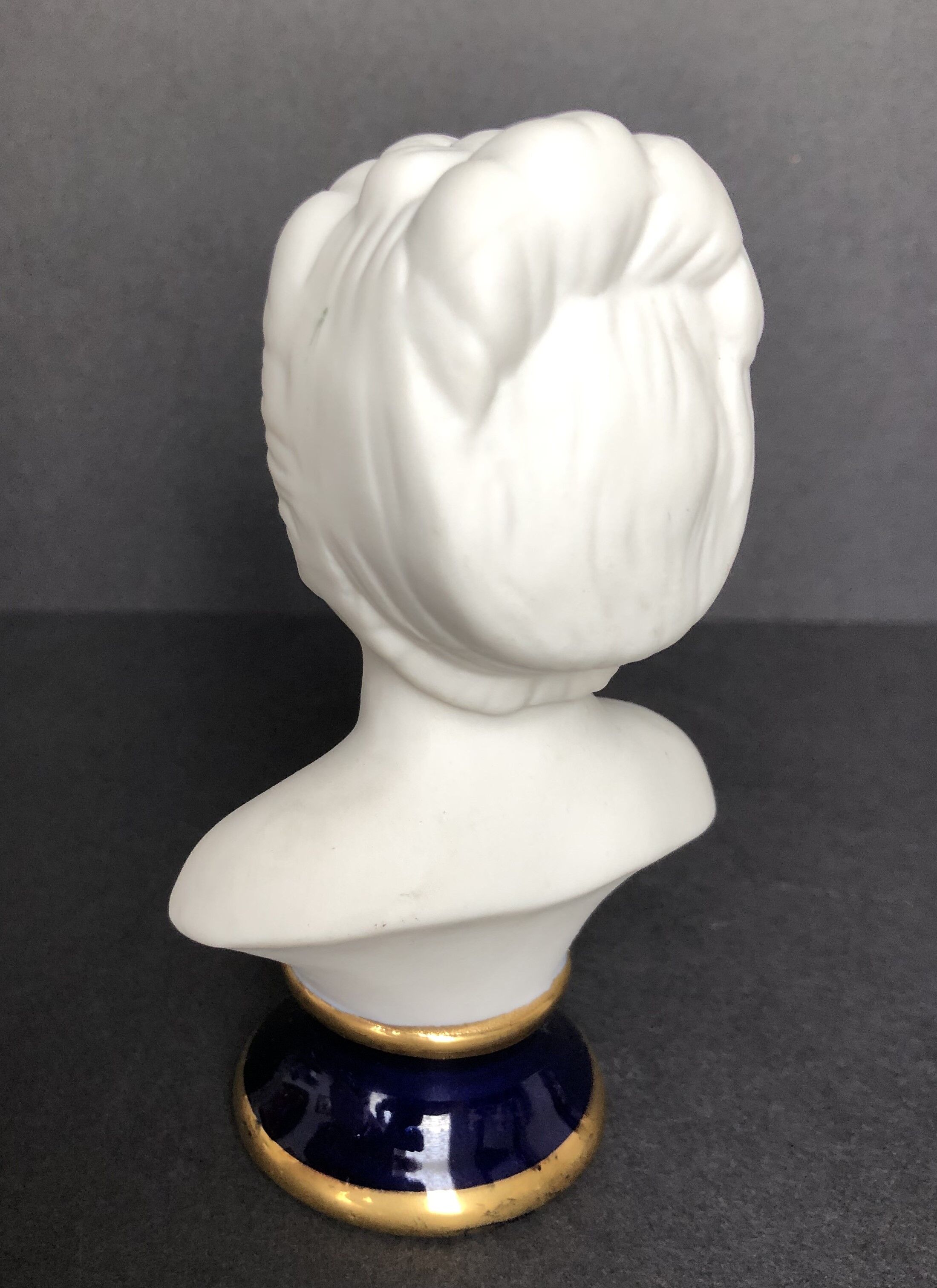 Buste de jeune femme en biscuit
