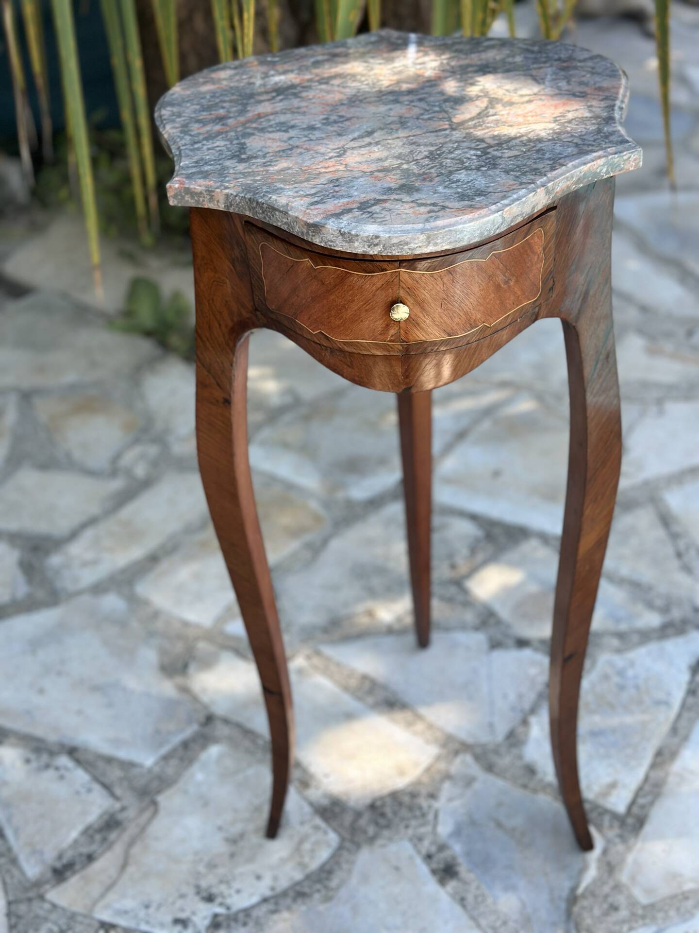 Table volante en Marqueterie de bois précieux de style Louis XV .