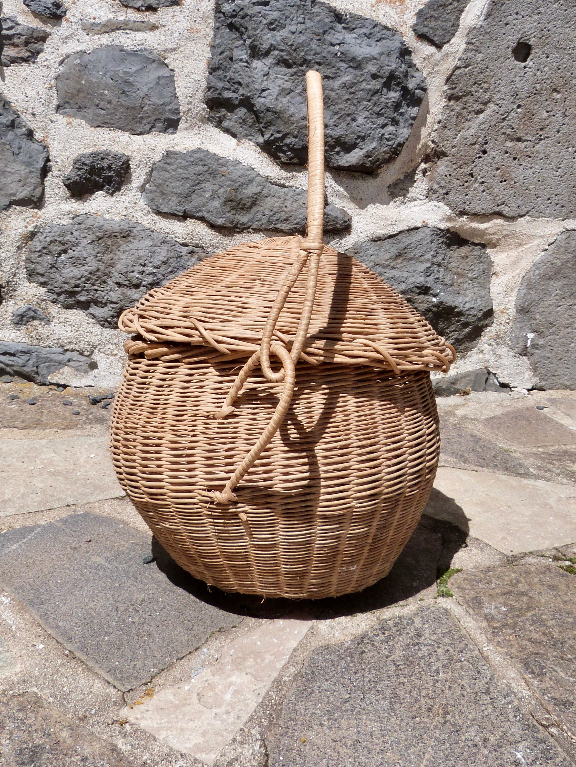 Round wicker basket with lid