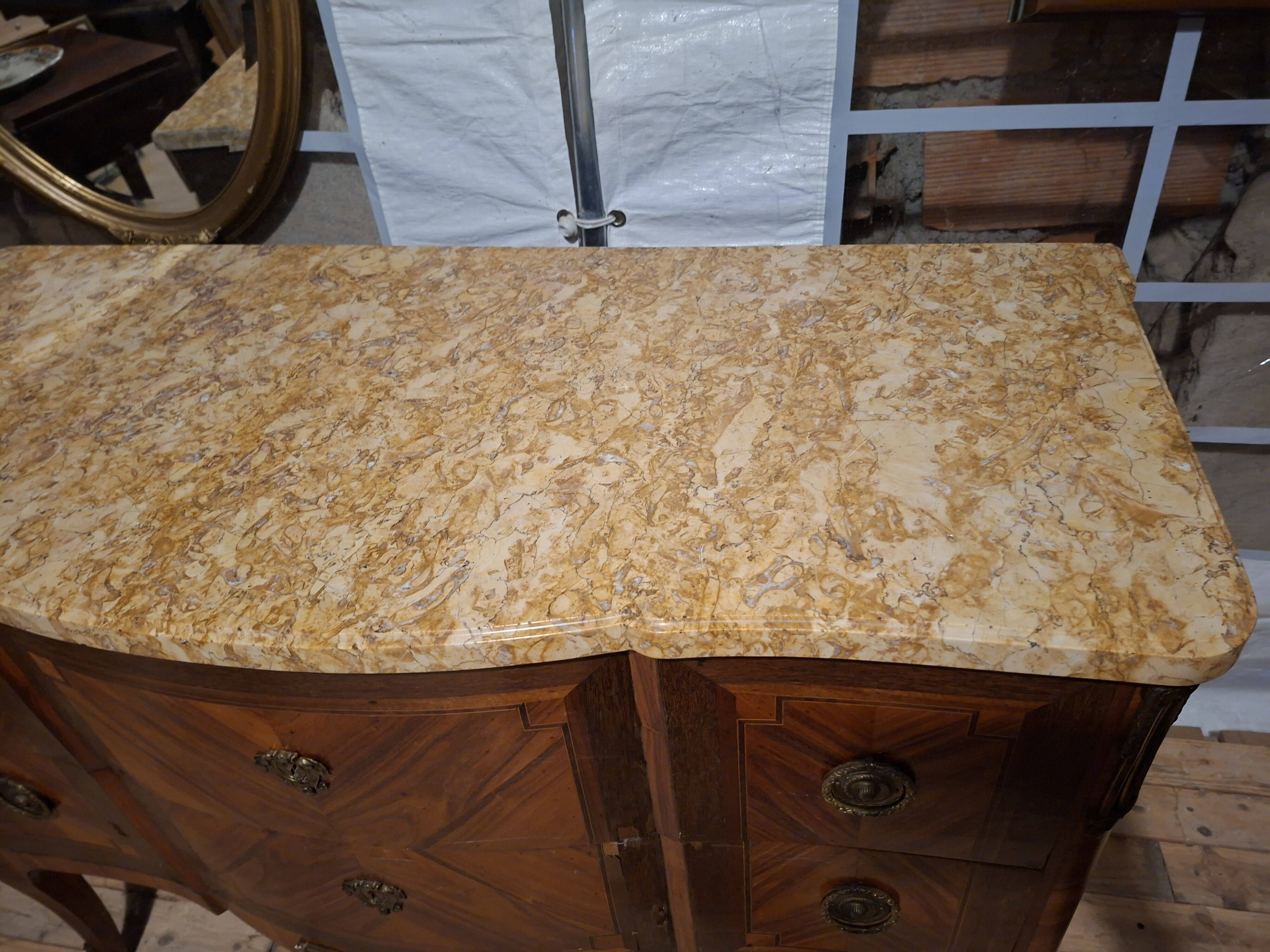 Commode transition Louis XV – Louis XVI en marqueterie, XVIIIe siècle (om)