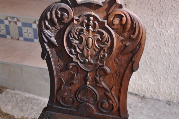 Paire de chaises en bois sculpté anciennes