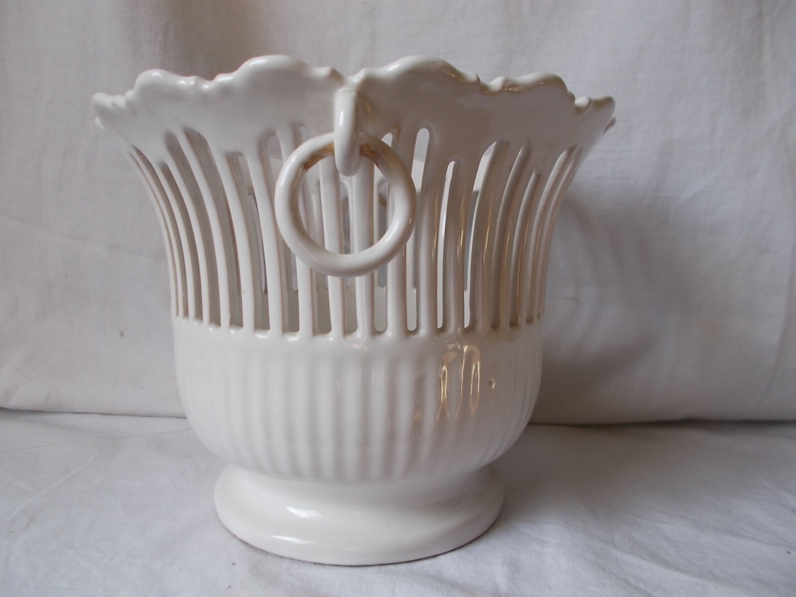 Lattice ceramic cache-pot