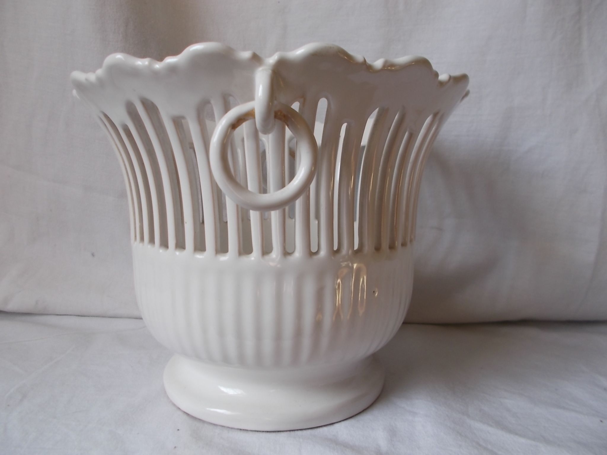 Lattice ceramic cache-pot