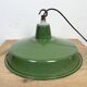 Lampe à suspension industrielle en émail vert, années 1960