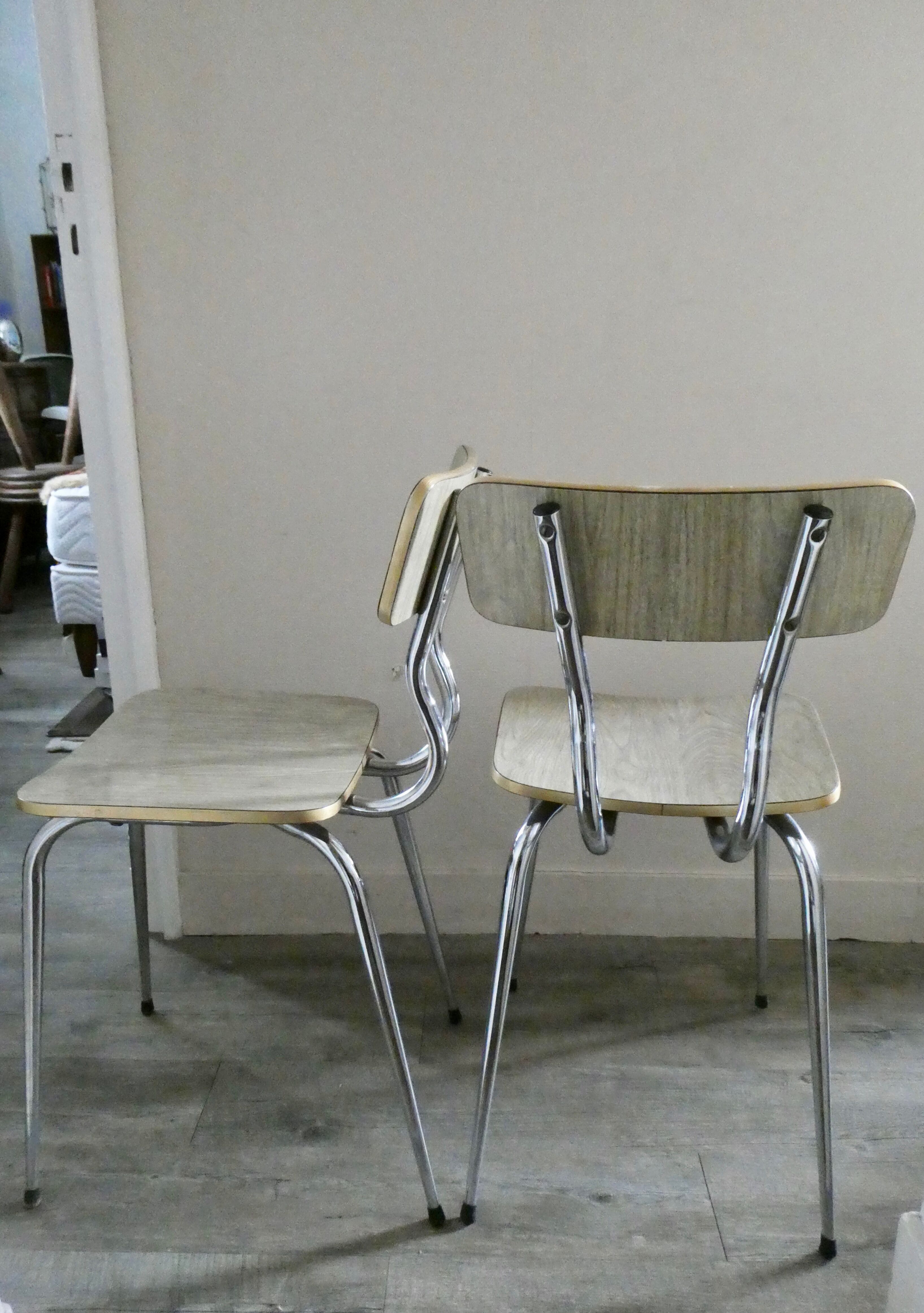 Pair of chairs in Formica effect wood veins and golden singing