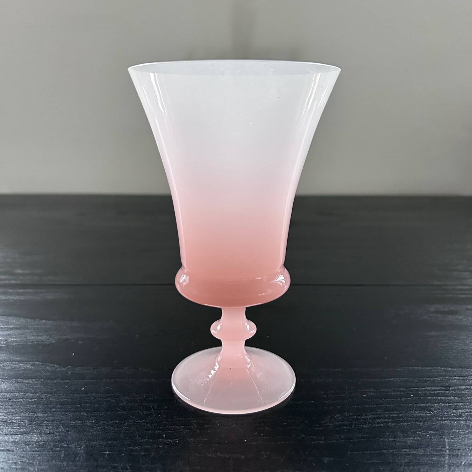 Vase en opaline rose