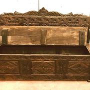 Banc coffre de style renaissance en frêne sculpté XIX siècle